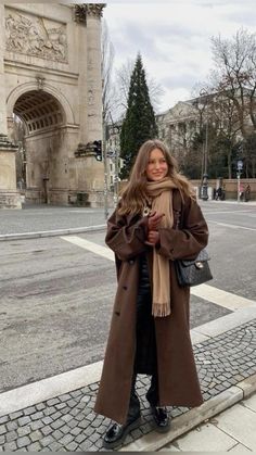 Livia Auer, Europe Winter Outfits, Scotland Outfit, Nashville Outfits, Europe Outfits, London Outfit, Paris Mode, Italy Outfits, Paris Outfits