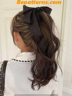 Easy Hairstyles for Girls that Look Amazing & Adorable Stile Blair Waldorf, Christmas Hair Accessories, Fotografi Vintage, Banana Clip, Peinados Fáciles Para Cabello Corto, Christmas Hair, Fashion Hair Accessories, Bow Hair Clips