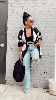 High waist denims with long black and white cardigan and crop top. Smart-casual swag. Apartment Shopping Outfit, Jean Jacket Outfits Black Women Summer, Cute Rainy Date Outfits, Rainy Hot Weather Outfits, Style In My 40s, April Spring Outfits, Cute Spring Date Outfits, Spring Date Night Outfit Casual, Black And White Concert Outfit