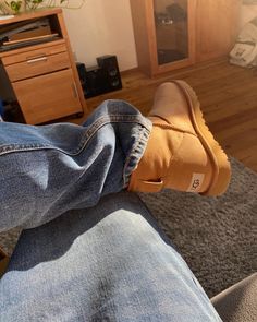 Ugg Boots Mini, Shoes Pose, Ugg Mini Boots, Ugg Booties, Ugg Boots Men, Mini Boots, Fall Winter Fashion, Outfit Autumn