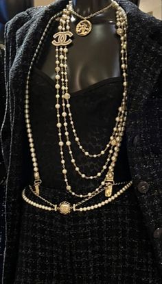 Chanel Asethic, Black Chanel Aesthetic, Chanel Necklace Outfit, Chanel Accessories Jewelry, Vintage Chanel Aesthetic, Vintage Channel, Chanel Aesthetic, Runway Fashion Couture, Mode Zara