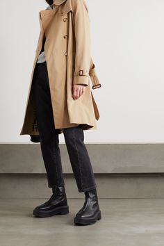 Trench coat pioneer Thomas Burberry developed the house's eponymous gabardine fabric in 1879, and a beautiful lineup of iterations has followed since. Made in England from organic cotton, the 'Kensington' style has all the hallmarks of the original including military-inspired epaulettes, a storm flap and, of course, the iconic checked lining. Layer yours up or down - it'll be a trustee companion for the long haul. Trenchcoat Style, Burberry Sweatshirt, Burberry Trenchcoat, Thomas Burberry, Trench Coat Outfit, Burberry Outfit, Burberry Coat, Trench Coat Style, Burberry Trench