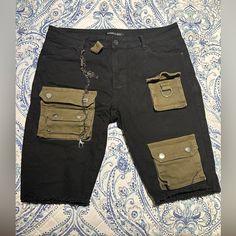 Size 34 Good Condition Brand New Urban Style Black Short Bottoms, Black Cargo Style Shorts, Black Casual Shorts With Side Pockets, Casual Black Shorts With Side Pockets, Urban Black Shorts With Multiple Pockets, Black Cargo Style Shorts For Streetwear, Black Cargo Shorts With Pockets For Summer, Black Casual Jean Shorts With Pockets, Urban Black Short Bottoms