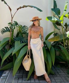 #summer #summerstyle #summertime #summervibes #summernails #summerdress #summerdinnerrecipes Bali Outfit, Satin Skirt Outfit, Spring Skirt Outfits, White Long Skirt, Beach Fits, Vacay Outfits, Bali Fashion, Summer Beach Outfit