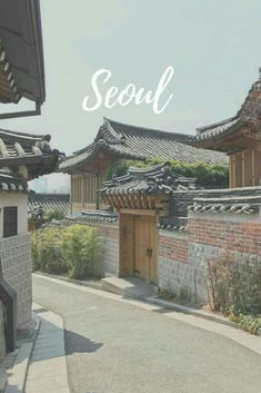 an old building with the words how to spend 3 days in seoul written over it