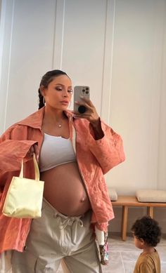 Casual Pregnancy Outfits, Maternity Street Style, Trendy Maternity, Pregnant Mother, Baby Bump Style, Mommy Goals