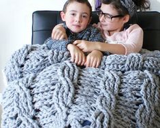 Ways To Cuddle, Crochet Blanket Diy, Blanket Rug, Diy Crochet Patterns, Modern Knitting, Chunky Blanket, Chunky Knit Blanket, Diy Knitting, Blanket Designs