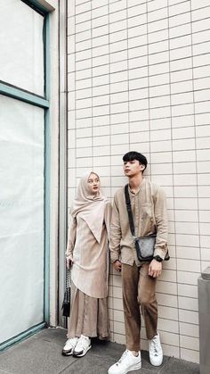 Pre Wedding Photoshoot Props, Couple Outfit Ideas, Korean Wedding Photography, Wedding Photo Studio, Wedding Photoshoot Props, Muslim Couple