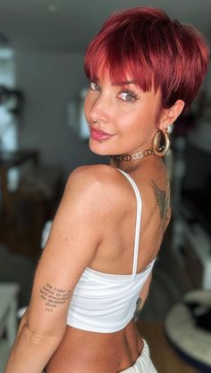 Jenny Schmidt | Hier mal eine rund um Ansicht von Farbe und Schnitt 😘 #redhair #redpixie #autumnred #neuehaarfarbe #colorfulhair #pixiehaircut #pixiegirl … | Instagram Red Pixie Hair, Short Cherry Red Hair, Pixie Red Hair, Pixie Hair Color Ideas, Dark Red Hair Burgundy, Red Hair Pixie Cut, Red Pixie Cut, Red Pixie Haircut, Red Short Hair