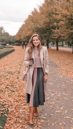 Female Office Outfits, Modest Feminine Outfits, Romantic Style Outfit, Outfit Elegantes, Modest Casual Outfits, Female Office, Leather Jacket Outfits, Autumn 2023, Minimal Outfit