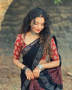 Saree Vibes Hidden Face Aesthetic, Girls Dpz Stylish, Sisters Photoshoot Poses, Bride Photos Poses, Stylish Aesthetic, Desi Fashion Casual, Face Aesthetic