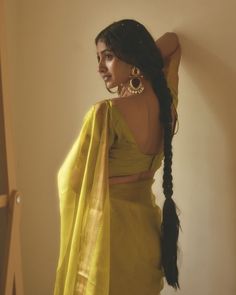 Girl Saree Dp, Saree Dp, Fancy Sarees Party Wear, Saree Poses, Simple Sarees, Desi Fashion Casual, Indian Photoshoot, Indian Dresses Traditional, Saree Photoshoot