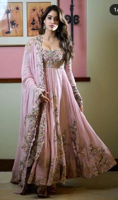 भारतीय दुल्हन संबंधी, Embroidery Thread Work, डिजाइनर कपड़े, Pink Anarkali, Bollywood Dress, Janhvi Kapoor, Long Dress Design, Indian Dresses Traditional