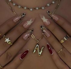 Nails On Chest Pose, Great Gatsby Nails Designs, Red Manicure Designs, Red Gold Nails Design, Daisy Acrylic Nails, Vegas Nails, Spring Nail Designs, Girly Acrylic Nails, Nail Jewelry