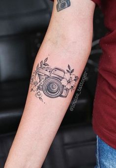 Tattoo Artist Lari Louise - Tattoonomy Camera And Bird Tattoo, Sunflower Camera Tattoo, Camera Tattoo With Flowers, Camera Floral Tattoo, Camera Aesthetic Tattoo, Camera And Flowers Tattoo