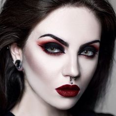 Victorian Vampire Makeup, Beatriz Mariano, Goth Makeup Looks, Halloween Make-up Looks, Lips Black