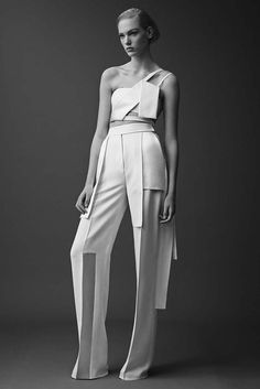 Mugler Resort 2015 - Slideshow - Runway, Fashion Week, Fashion Shows, Reviews and Fashion Images - WWD.com Mode Origami, Detail Couture, Fashion Runway Show, Origami Fashion, Fashion Images, 가을 패션, 2015 Fashion, Looks Style, Mode Inspiration