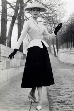 Christian Dior New Look, Dior New Look, Style Parisienne, 1950 Fashion, Glamour Vintage, Fifties Fashion, Paris Mode