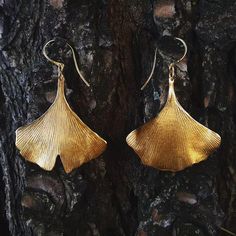 Earrings made by hand from natural leaves of the wishing tree (Ginkgo Biloba). In sterling silver or with a brass base plated in yellow or rose gold. The jewel comes accompanied with a card that tells the legend of the wishing tree. Gingko Biloba, Wishing Tree, Metalsmithing Jewelry, Ginkgo Biloba, Leaf Nature, Gold Plated Silver, Silver Roses, Silver Rose Gold, Gold Plated Jewelry