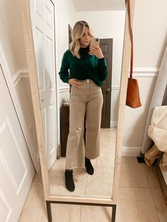 Wide Leg Cream Jeans Outfit Winter, Beige Wide-leg Workwear Jeans, Cream Wide-leg Jeans For Work, Classic Beige Winter Pants, Cream Wide Leg Relaxed Fit Jeans, Straight Jeans Outfit, Marine Outfit, Flare Jeans Style, Jeans Outfit Winter