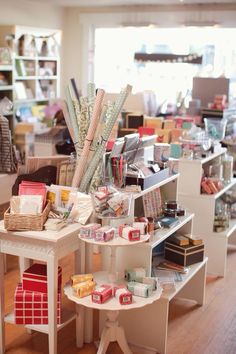 there are many items on the table in this store that is filled with boxes and other things