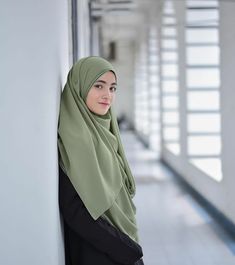 @hijabgaleria Bawal Style, Green Ootd, Gadis Melayu, Army Outfit, New Hijab, Outfit Hijab Casual, Casual Ootd, Beauty Photoshoot, Muslim Women Fashion