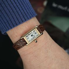 De Cartier Tank werd al in 1917 uitgebracht en is een van de langstlopende series in de horlogewereld. Het vaak geïmiteerde rechthoekige ontwerp, gemaakt door Louis Cartier zelf, is een eerbetoon aan de Renault FT-17-tank die in de Eerste Wereldoorlog werd gebruikt en is er een die al meer dan een eeuw standhoudt. Vroege Tank-modellen waren uitgerust met een handopgewonden uurwerk ontworpen door LeCoultre en werden in kleine aantallen geproduceerd (minder dan 6.000 tussen 1917 en 1969), waardoor Tank Cartier, Small Watches, Small Watch, Small Tank, Cartier Tank, Patek Philippe Nautilus, Breitling Navitimer, Audemars Piguet Royal Oak, Rolex Day Date