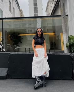 Doc Martens Summer, White Tiered Skirt Outfit, Tiered Maxi Skirt Outfit, Skirt Street Style, Berlin Street Style, Stanley Adventure Quencher, Berlin Fashion Street, White Skirt Outfits, Berlin Street