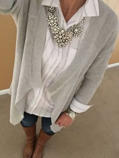 Statement Necklace.......luv! How To Wear Shirt, Mode Ab 50, Necklaces Ideas, Womens Outfits, Chique Outfits, Mode Casual, Statement Necklaces, Dresses Summer, Fashion Over 50