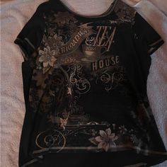 Never Worn Has No Size But Would Say It Would Fit A Size Medium To Large Message For Any Questions Cute Y2k Clothes, Junior Year Essentials, Black T Shirt Women, Black Graphic Shirt, Baggy Shirts, Alt Clothes, Black Graphic Tee, Gothic Clothing, Y2k Clothes