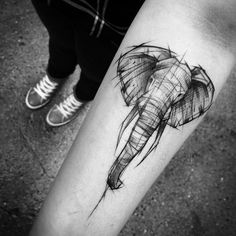 an elephant tattoo on the arm with words above it that read voge vai se paxoar por essa tatujens de elefante