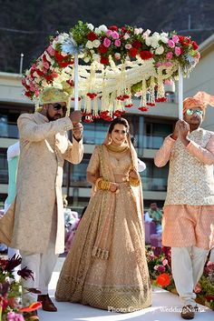 Bride Entry Indian Wedding, Indian Wedding Entrance, Wooden Mandap, Groom Entry, Vintage Car Wedding, Wedding Decor Photos