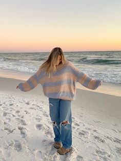 Costal Grandaughter Aesthetic Outfits, Cute Cold Beach Outfits, Sweater At The Beach, Cold Beach Outfit Winter, Coastal Grandma Style Outfits, Windy Beach Outfit, Jeans And A Sweater Outfit, Cold Coastal Outfit, Sweaters And Jeans Outfit