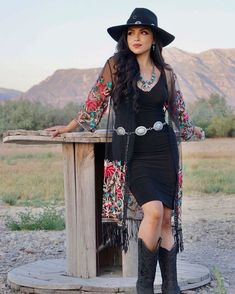 Party Outfit Western, Happy Monday New Week, Vaquera Outfit Mexican, Cowboy Outfits For Women, Monday New Week, Cowgirl Outfits For Women, Country Chic Outfits, Outfit Western, Cowgirl Style Outfits