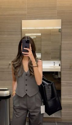 Nyc Work Aesthetic, Corporate Women Aesthetic, Corporate Bags Women, Business Law Aesthetic, Corporate Life Aesthetic, Architect Style Outfits, Summer Internship Outfits, Tiana Pfp, Workplace Outfits