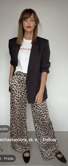 Leopard Print Jeans Outfit Going Out, Black Wide Leg Outfit Ideas, Wide Leg Cheetah Pants Outfit, Leopard Print Wide Leg Pants Outfit, Leopard Palazzo Pants Outfit, Outfit With Leopard Pants, Animal Print Pants Outfit 2024, Outfits With Leopard Pants, Leopard Pants Outfit Fall