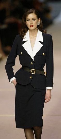 Yves Saint Laurent Spring 2002 90s Runway Fashion, Runway Fashion Couture, Paris Mode, Mode Vintage, Black Blazer, Suit Jackets, Elegant Outfit