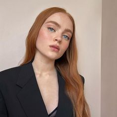 Chanel Makeup Looks, Sadie Sink Icon, Blush Looks, Blush Trend, Easter Makeup, Fresh Makeup, Chanel Beauty, Fresh Skin