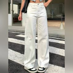 White Loose Jeans Outfit, Cute Pants For School, White Denim Pants Outfit, Wide Leg White Jeans Outfit, White Jeans Baggy, Baggy Jeans Outfit Winter, White Jeans Wide Leg, White Wide Leg Jeans Outfit, Cute White Jeans