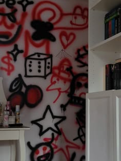 grafiti Home Graffiti Wall, Room Graffiti Ideas Wall Art, Spray Paint Bedroom Wall, Graffiti Wall Art Bedroom, Graffiti Room Aesthetic, Y2k Grunge Room, Spray Paint Room, Grunge Room Ideas, Graffiti Bedroom