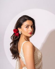 Can't decide on which western outfit to wear for the wedding festivities this season? Get celebration-ready with these breathtaking western dresses images from us! Alia Bhatt Wallpaper Hd, Indian Wear Poses, Alia Bhatt Saree Looks, Convocation Saree, Doremon Nobita, Alia Bhatt Hairstyles, Alia Bhatt Saree, Aliya Bhatt, Wood People