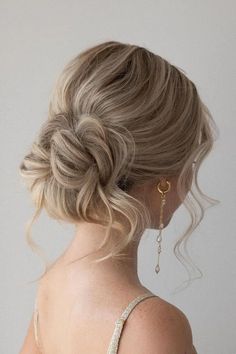 Peinados recogidos para vestidos con espalda descubierta Bridesmaid Hair Inspo, Bridemaids Hairstyles, Cute Prom Hairstyles, Messy Hair Updo, Wedding Hair Up, Guest Hair, Bridesmaid Hair Makeup, Ball Hairstyles, Prom Hairstyles For Long Hair