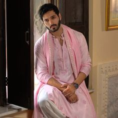 𝐐𝐮𝐧𝐨𝐨𝐭 𝐀𝐥𝐢 India Traditional Clothing Men, Men Wedding Outfit Casual Groom Attire, Pink Kurta For Men, Stylish Kurta For Men, Navratri Fits, Men Kurta Design, Men Ethnic Wear India, Kurta Designs Men's, India Fashion Men