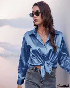 OliviaMark - Elegante camisa otoñal de manga larga confeccionada en lujoso satén de seda sintética Blue Long Sleeve Satin Top, Blue Satin Long Sleeve Top, Blue Long Sleeve Silk Top, Blue Satin Tops For Spring, Collared Satin Tops, Collared Satin Top In Solid Color, Blue Silk Long Sleeve Top, Spring Satin Shirt For Work, Blue Silk Blouse For Fall