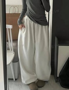 White Sweatpants Outfit Winter, Jogging Pants Outfit, White Sweatpants Outfit, Jogger Fits, Sweatpants Outfits Winter, Jogger Pants Outfit Women, Baggy Outfit Ideas, White Pants Outfit, Jogger Pants Outfit