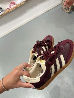 Fall Adidas Shoes, Sneakers Fall 2024, Autumn Shoes 2024, Shoes Trend 2024, Maroon Adidas, Maroon Sneakers, Autumn Sneakers