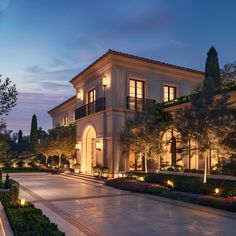 Inside Seal's Los Angeles Home: A Blend of Luxury and Music La Mansion Exterior, Los Angeles Luxury Homes, Rooms Reference, Los Angeles Houses, Mansion Los Angeles, Mansion Background, Palm Royale