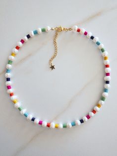 ✨A beautiful 7-8mm natural pearl choker with handmade 4mm heishi beads 🤚 🤩✨ with a measurement of 14 inches and a beautiful 2-inch extender. ✨ ✨I made this trendy necklace with real pearls and colorful heishi beads 🌈✨ This colorful necklace is handmade ✋🏽 and I am always selecting 👀 the best pieces قلادات متدلية, Beaded Jewelry Necklaces, Diy Jewelry Unique, Beaded Necklace Diy, Diy Bracelets Patterns, Diy Bracelet Designs, Beads Bracelet Design, Handmade Jewelry Tutorials, Jewelry Accessories Ideas