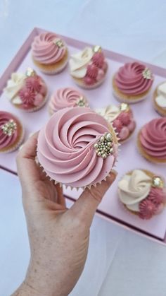 Choco Bear Cakes / Toni | Just when you think @olbaa_cake_box can't get any better!! They bring out these gorgeous blossom pink cupcake boxes! I've been super... | Instagram Cake Pop Bouquet, Cupcake Piping, Cupcake Tutorial, Pretty Cupcakes, Custom Cupcakes, Wilton Cakes