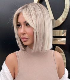 Trendy Curtain Bangs, Hair Curtain Bangs, Kort Bob, Short Blonde Bobs, Silver Blonde Hair, Blonde Bob Hairstyles, Short Bobs, Bob Haircut For Fine Hair